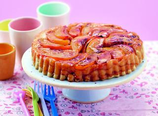 Torta rovesciata con albicocche fresche