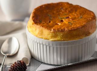 Soufflé salato con pancetta e formaggio