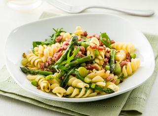 Pasta con rucola, asparagi e salsiccia