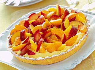 Torta estiva con frutta e crema chantilly