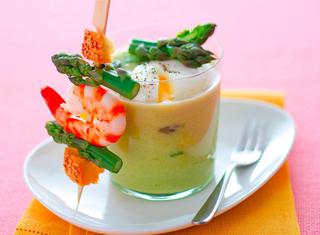 Crema di asparagi verdi con spiedini di gamberi