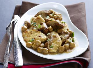 Scaloppine di petto di pollo con ceci e funghi