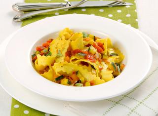 Pasta fresca con peperoni e zucchine