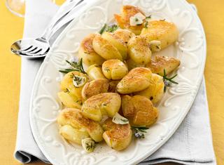 Patate in padella infarinate e croccanti