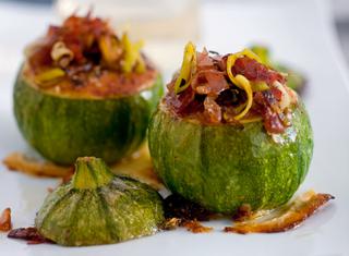 Zucchine ripiene ai porri e speck