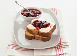 Pan brioche fatto in casa con ciliegie