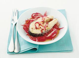 Tranci di salmone fresco con cipolle caramellate