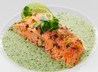 Filetti di salmone al forno con crescione