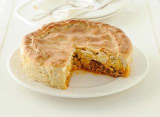 Torta salata con cavolfiore e ragù