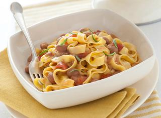Pasta con sugo saporito di fagioli e pancetta