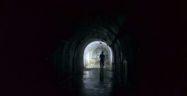 The Tunnel / 地洞