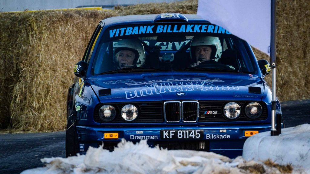Siv Jensen sitter på med rallysjåfør under Oslo Motor Show 2016.