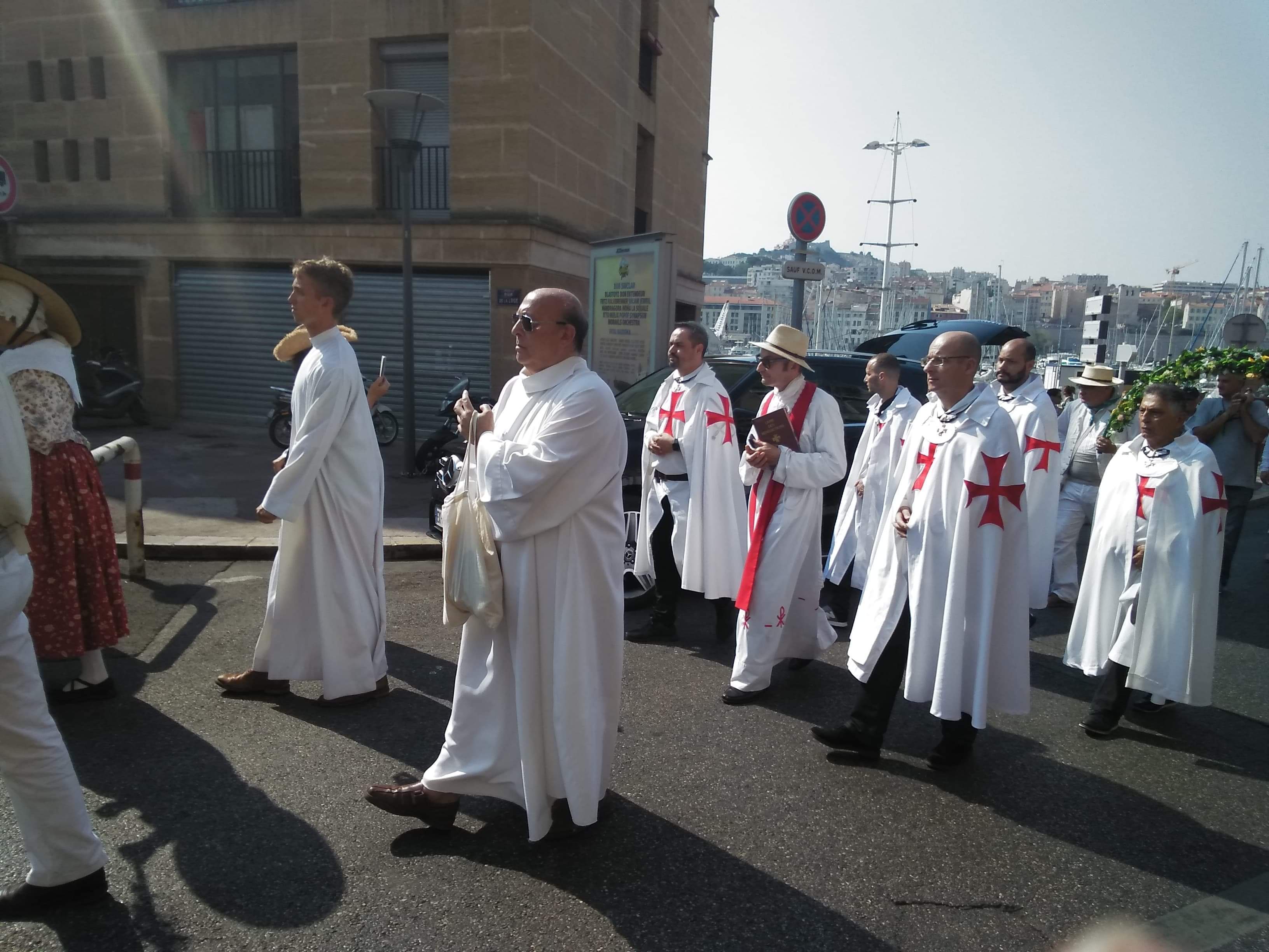 Les Templiers Catholiques de France participent à la procession en