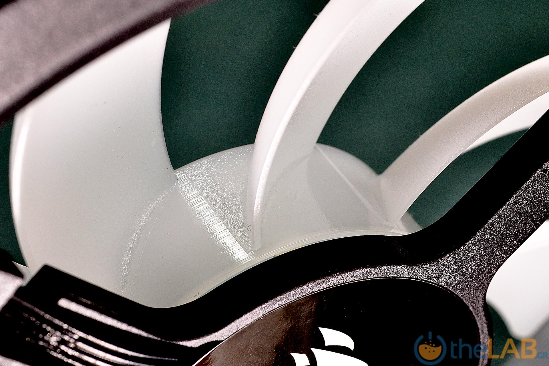 37_Corsair-LL140-RGB_905.jpg