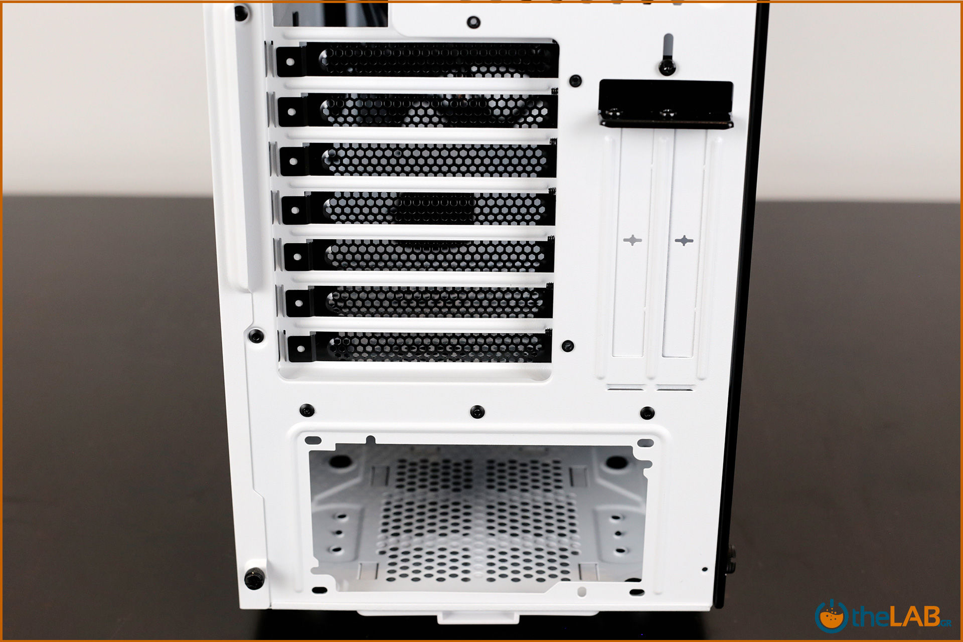 large.Corsair_icue_465x_rgb_smart_case_exterior_review_image442.jpg