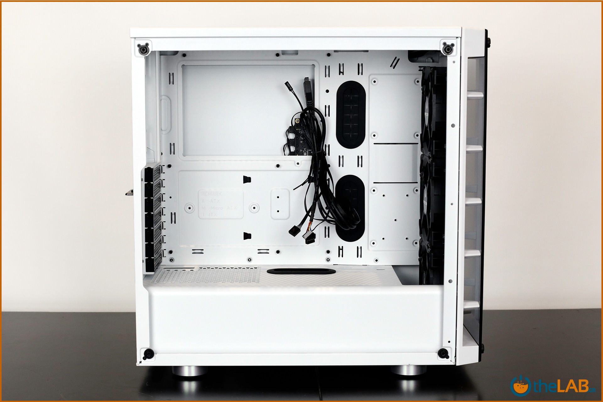 large.Corsair_icue_465x_rgb_smart_case_interior_review_image455.jpg