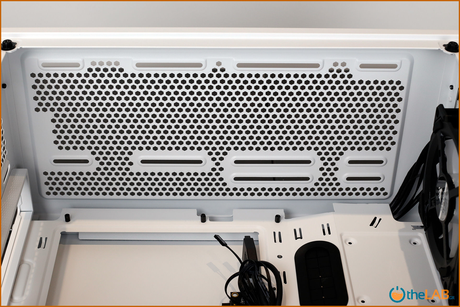 large.Corsair_icue_465x_rgb_smart_case_interior_review_image457.jpg