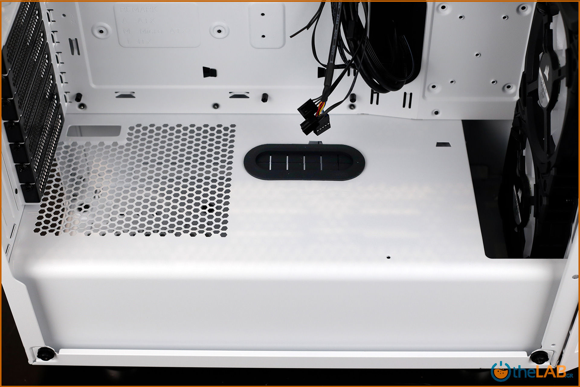 large.Corsair_icue_465x_rgb_smart_case_interior_review_image460.jpg
