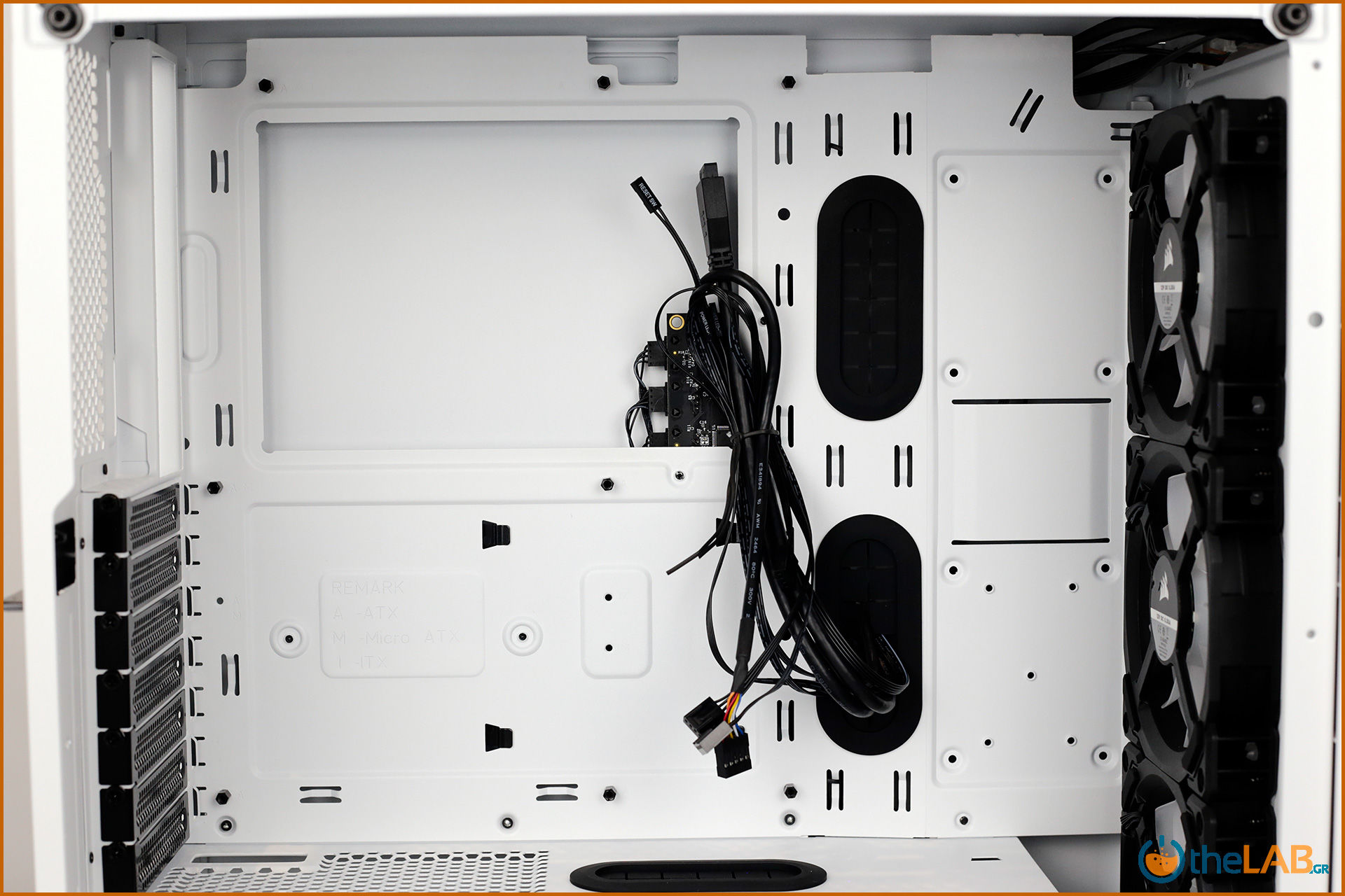 large.Corsair_icue_465x_rgb_smart_case_interior_review_image462.jpg