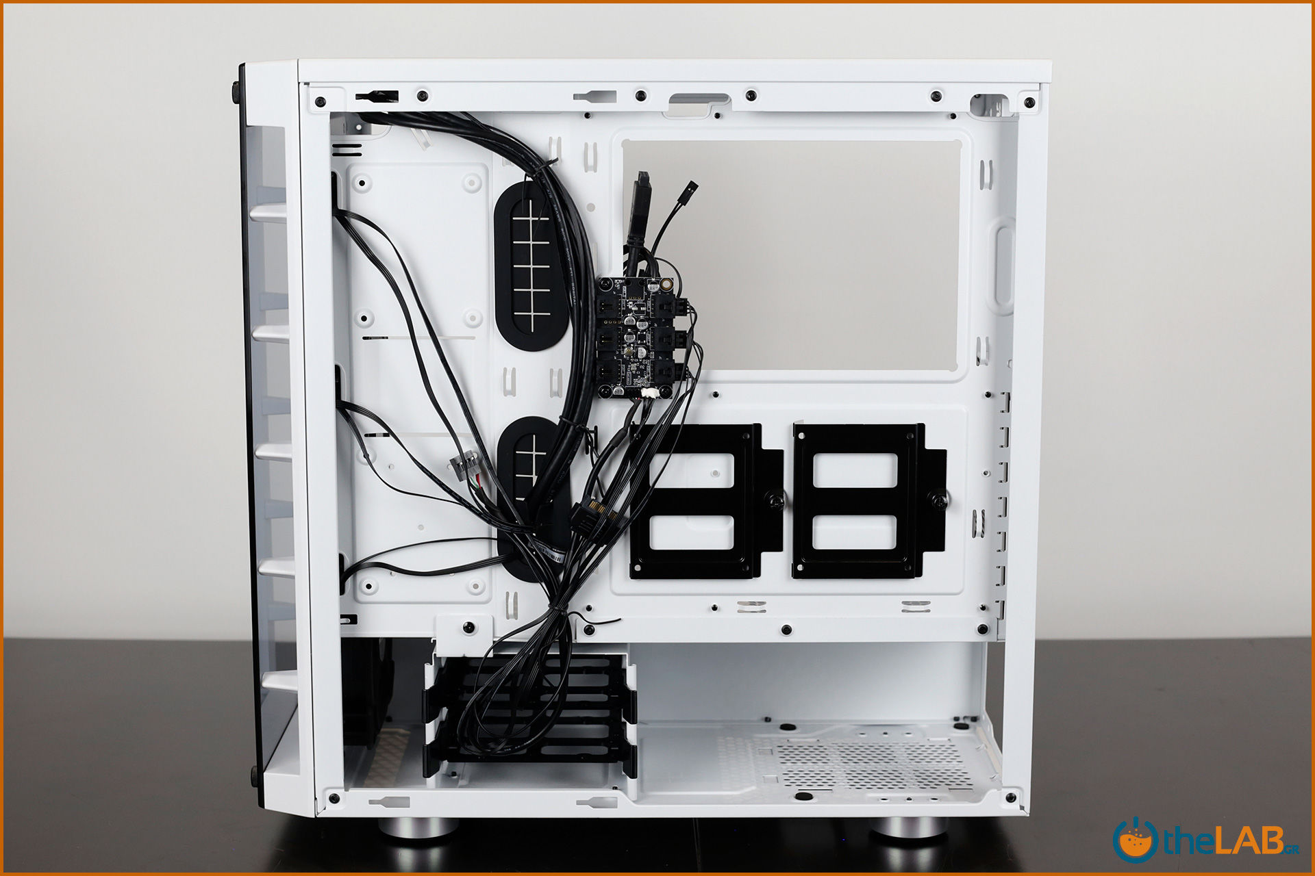 large.Corsair_icue_465x_rgb_smart_case_interior_review_image464.jpg