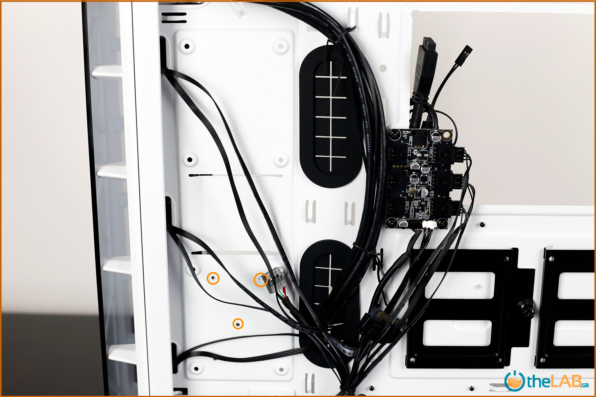 large.Corsair_icue_465x_rgb_smart_case_interior_review_image465.jpg