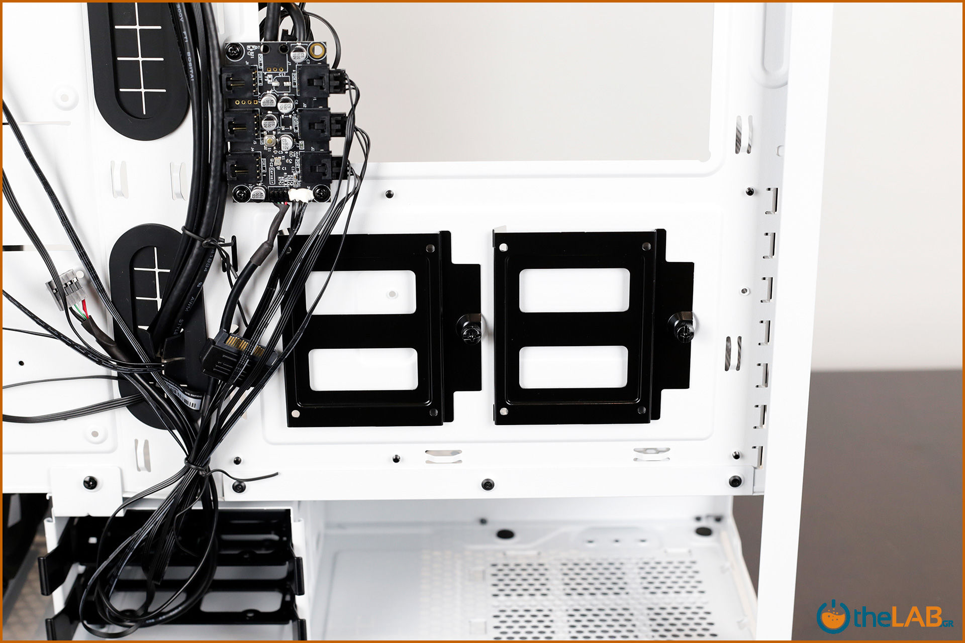 large.Corsair_icue_465x_rgb_smart_case_interior_review_image466.jpg