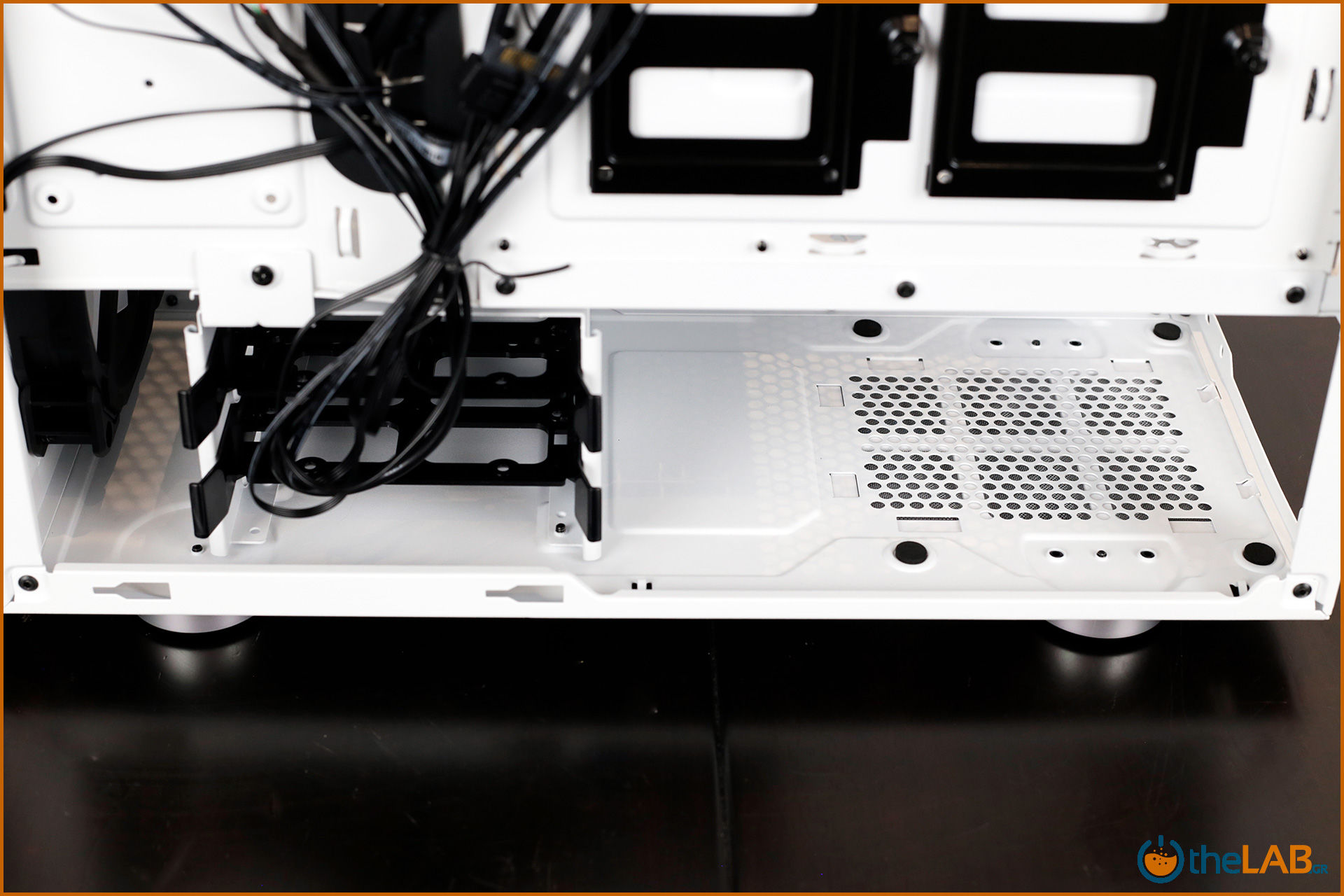 large.Corsair_icue_465x_rgb_smart_case_interior_review_image467.jpg