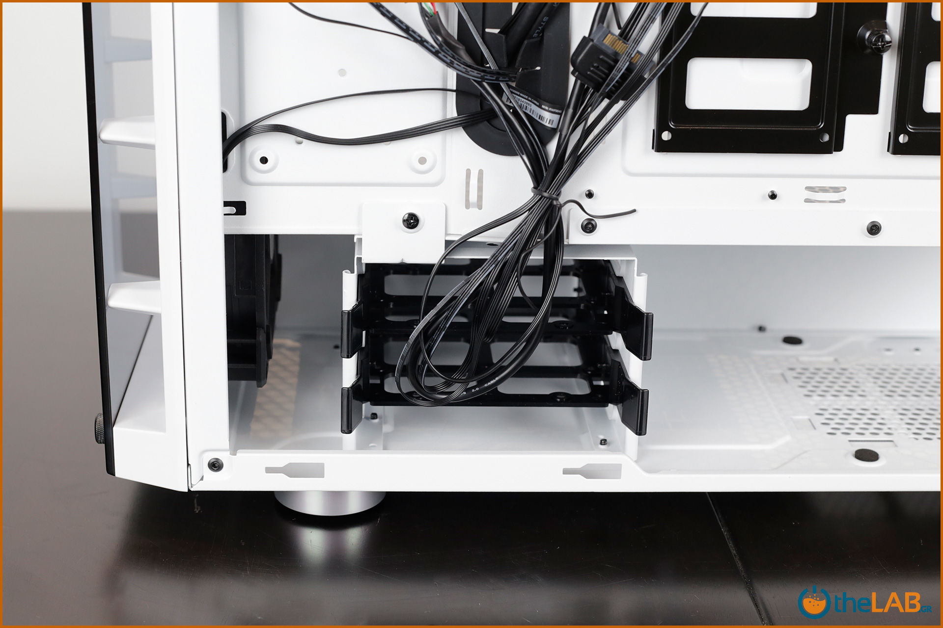 large.Corsair_icue_465x_rgb_smart_case_interior_review_image468.jpg