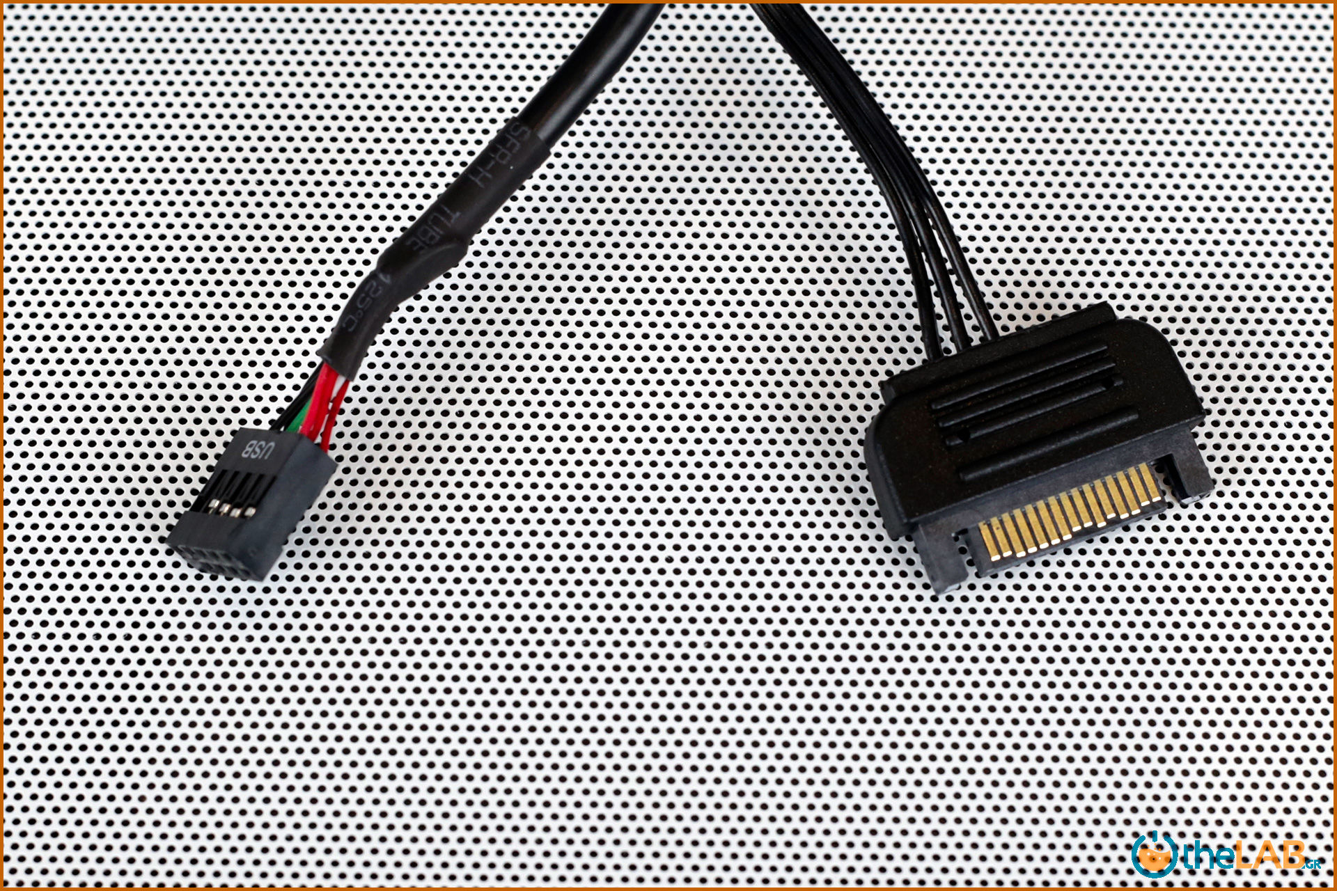 large.Corsair_icue_465x_rgb_smart_case_interior_review_image470.jpg