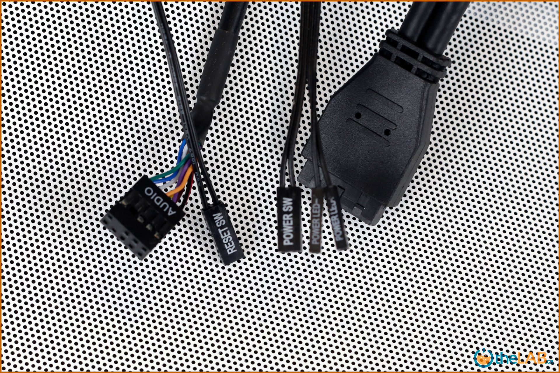 large.Corsair_icue_465x_rgb_smart_case_interior_review_image471.jpg