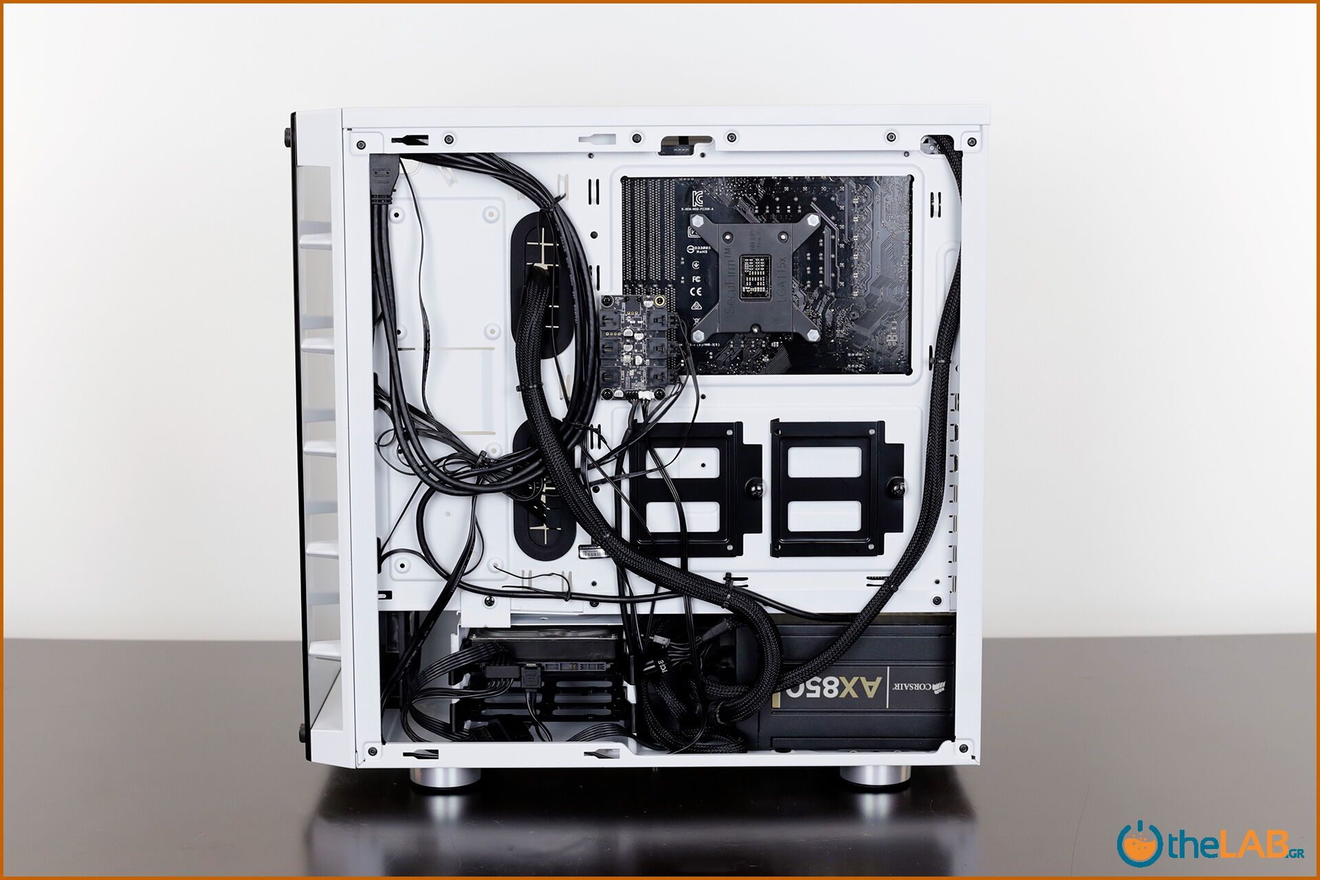 large.Corsair_icue_465x_rgb_smart_case_interior_review_image490.jpg
