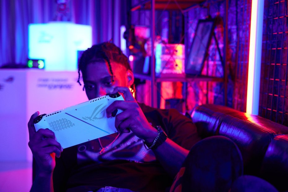 ROG Announces Its First Windows Gaming Handheld - The ROG Ally_2.jpg