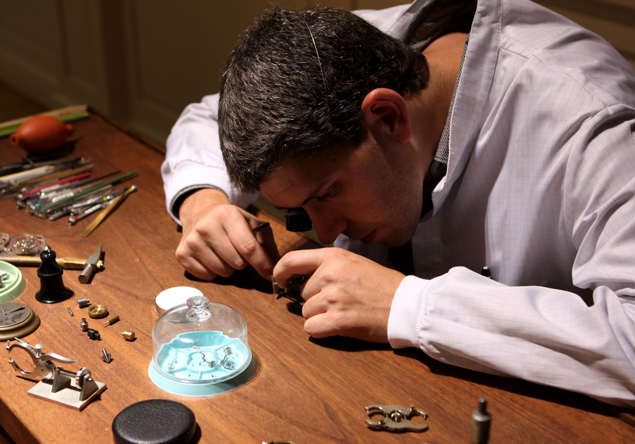Urmaker i full konsetrasjon hos Montblanc under SIHH 2014