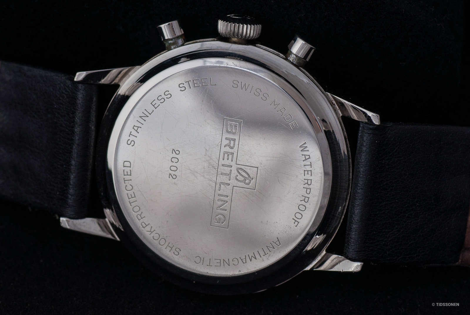 Baksiden av kassen skal ha gravert inn referansenummeret 2002 og Breitling-logoen.