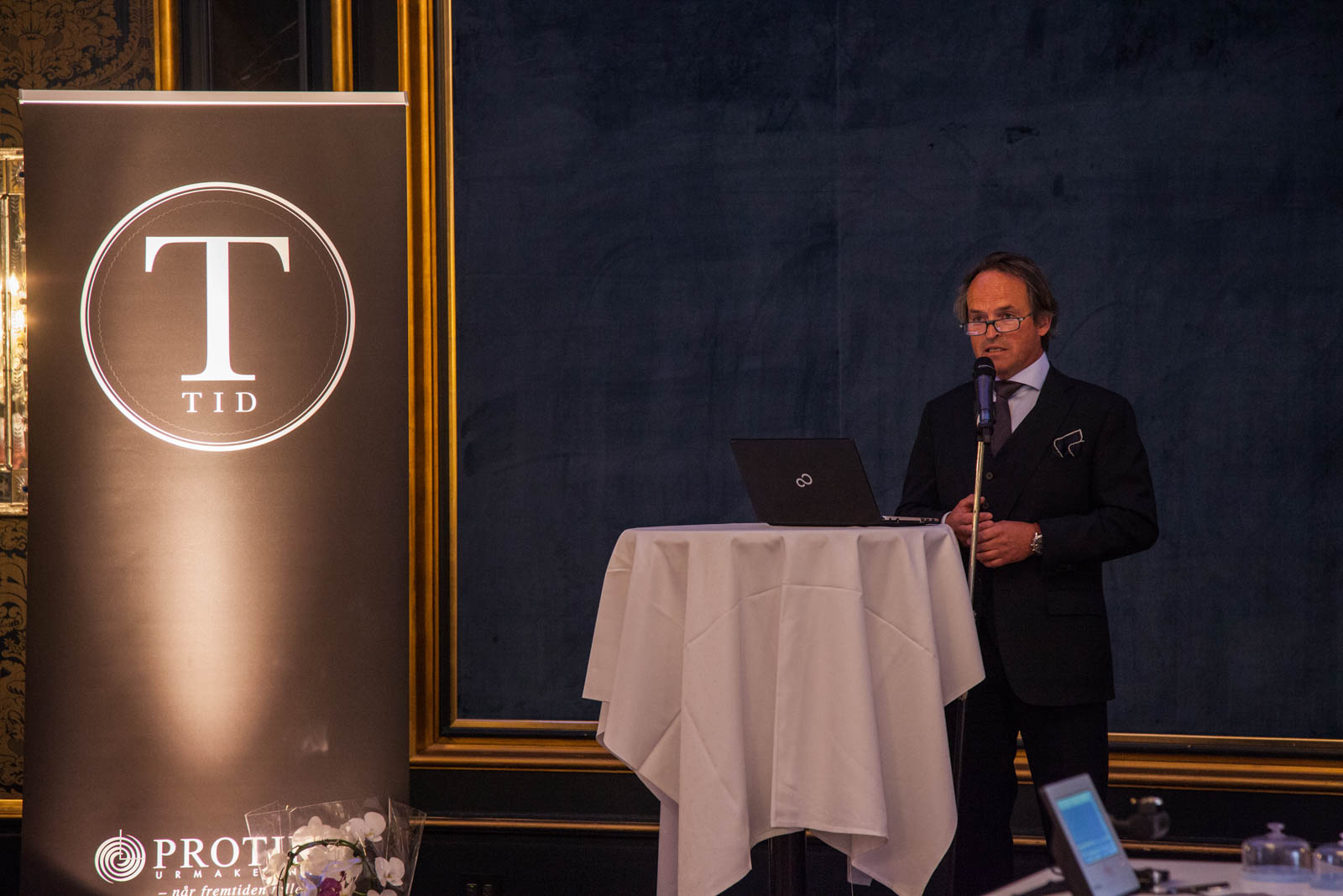 Direktør i Protid, Finn Annmark åpner visningen.