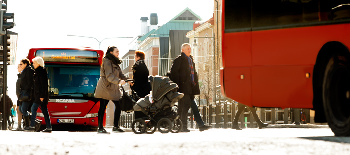 Bild på LLT bussar och människor