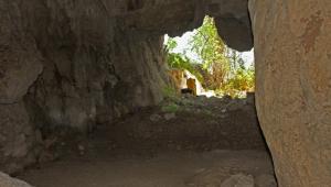 Μεγάλη Πρέσπα: 40 σπήλαια και αρχαιολογικά ευρήματα αποκάλυψε η υποχώρηση των υδάτων - Φωτογραφίες