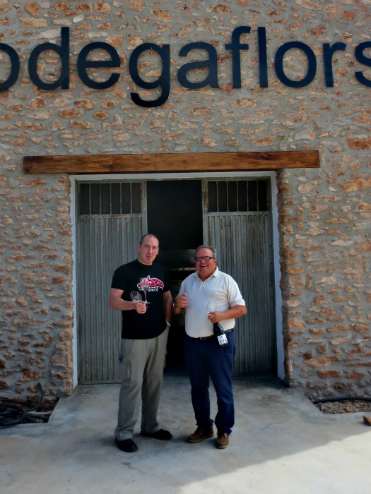 Javi y Vicente a la puerta de la bodega