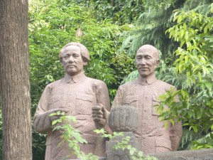 Estatuas de mao brindan con baijiu