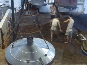 Cargando un alambique tradicional para destilar baijiu