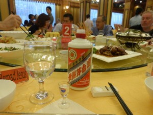 Botella de baijiu en una cena de gala