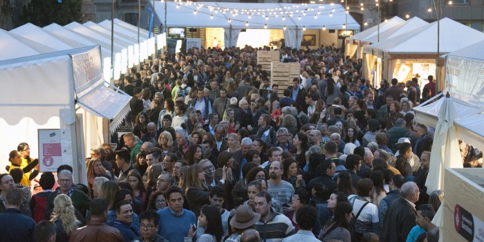 Más de 265.000 personas visitaron la feria según la nota de prensa del Ayuntamiento de Barcelona: http://premsa.bcn.cat/2015/10/25/el-cuiner-perua-gaston-acurio-i-els-artistes-de-mercat-grans-protagonistes-de-la-jornada-de-cloenda-de-mercat-de-mercats/