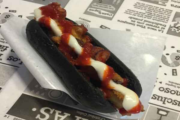 "Mollete de tinta de calamar con pulpo frito, alili ligero y salsa picante". El pan negro me resultó más agradable a la vista que al paladar.