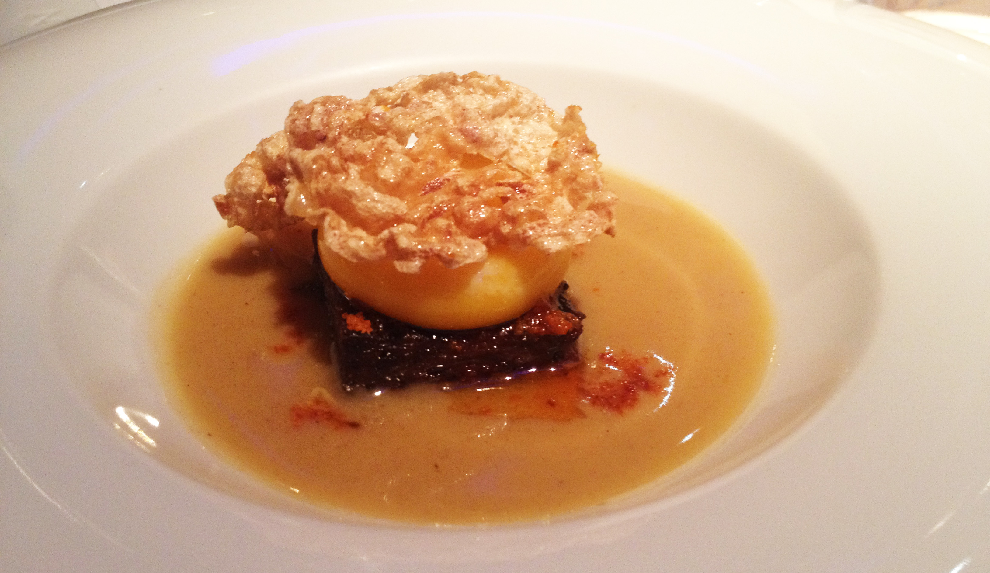 yema de huevo con una emulsión de bacalao y un crujiente de ibérico