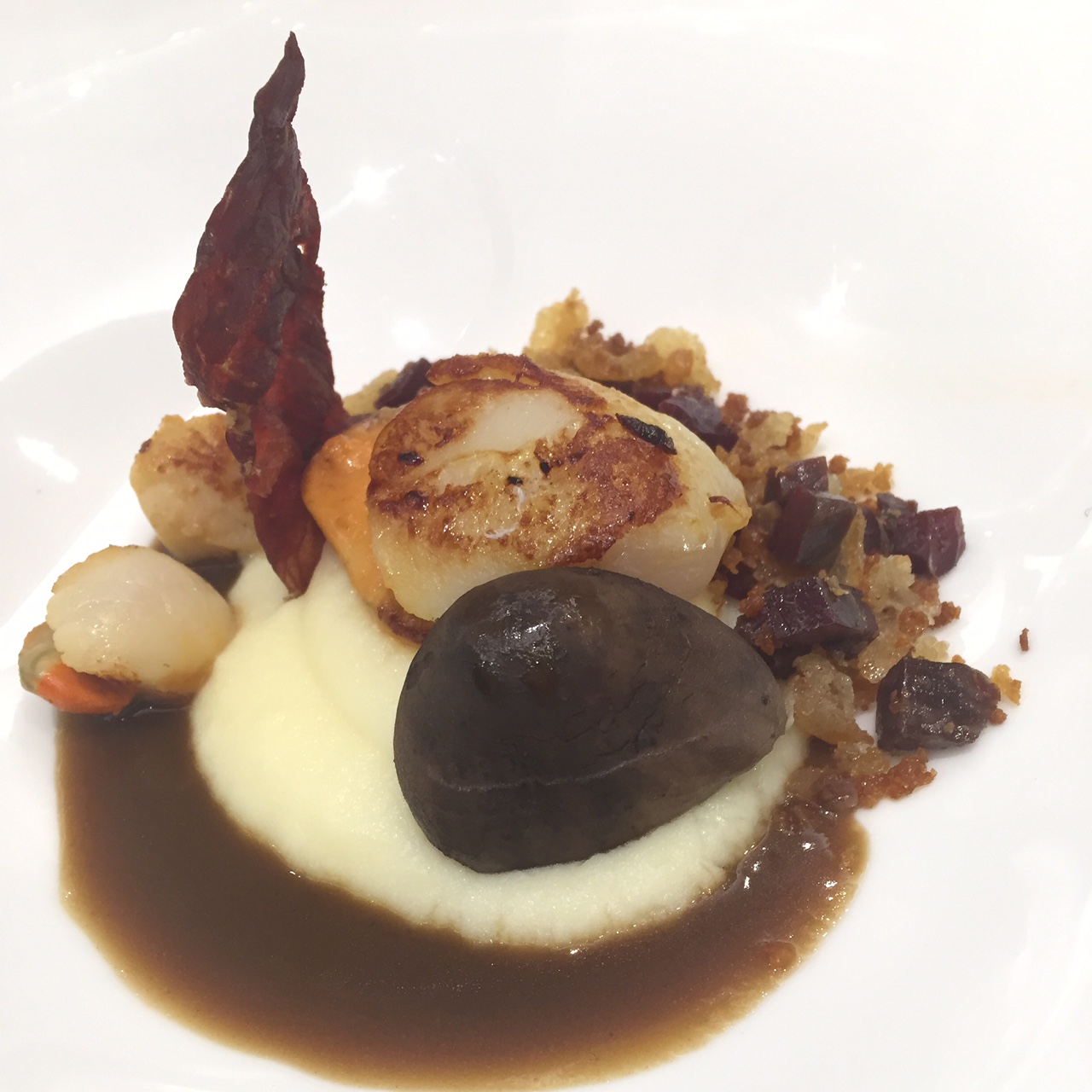 Vieira y zamburiñas en parmentier trufado y migas de ibérico de Rías Gallegas