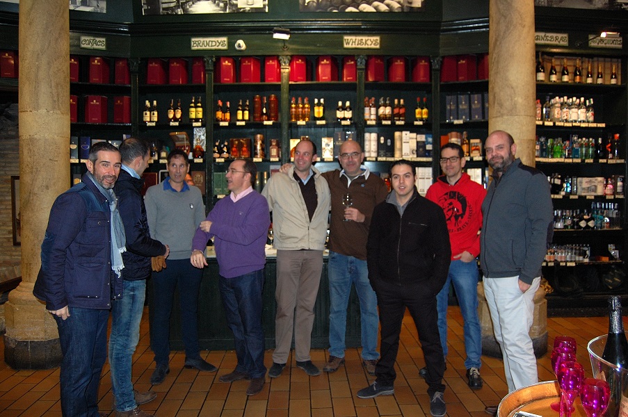 Auelio ya tiene una copa en la mano,...