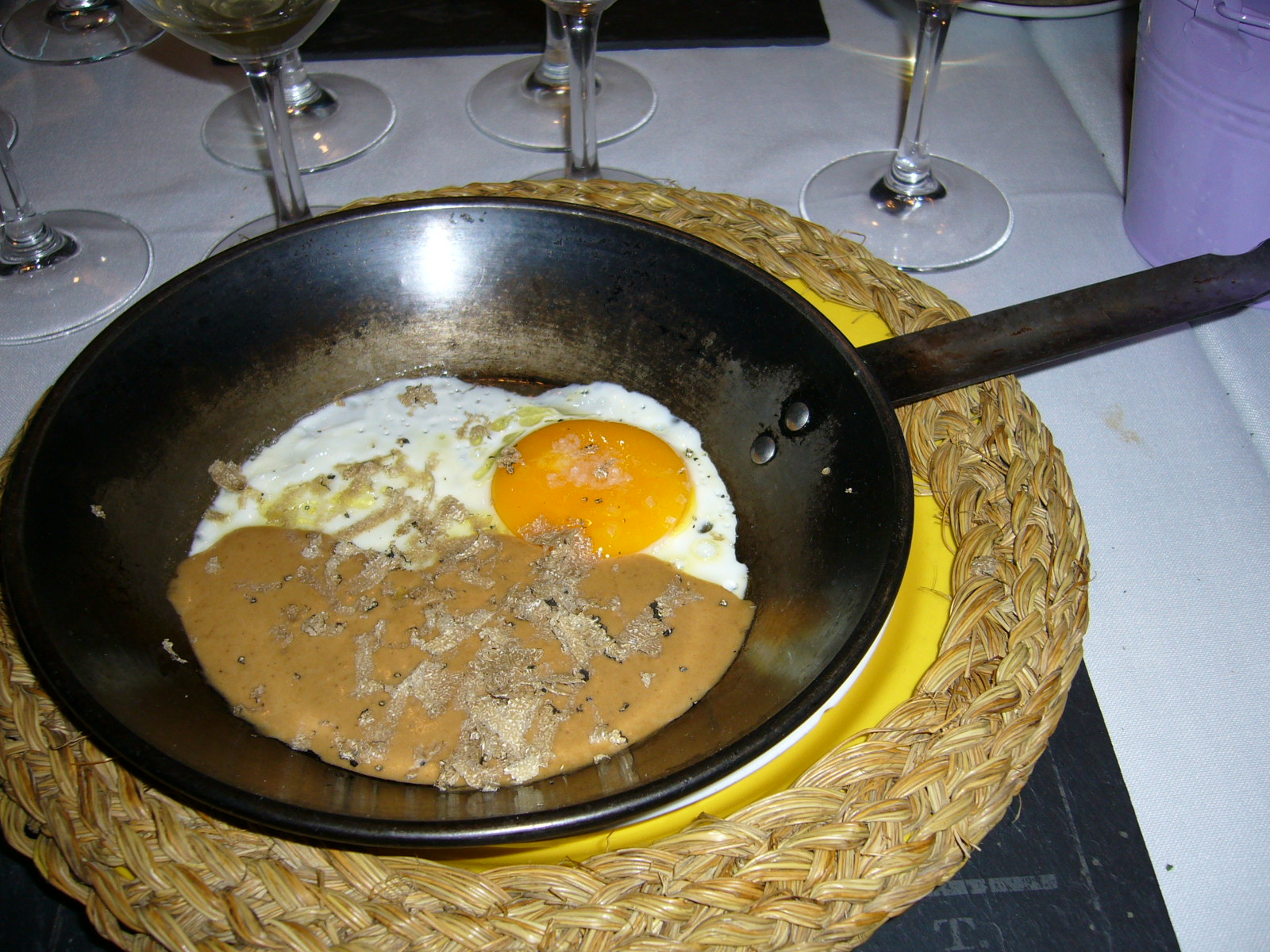 Huevos con puré de hongos y trufa