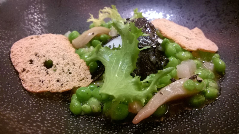 Enrique Medina (Apicius). Guisantes del Maresme con huevo de corral, cresta de gallo y trufa silvestre