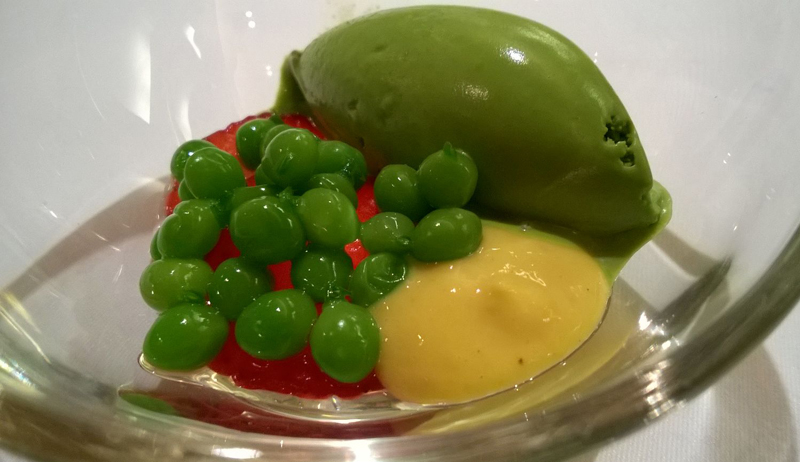 Enrique Medina (Apicius). Helado de perejil con guisantes del Maresme, maíz y fresa