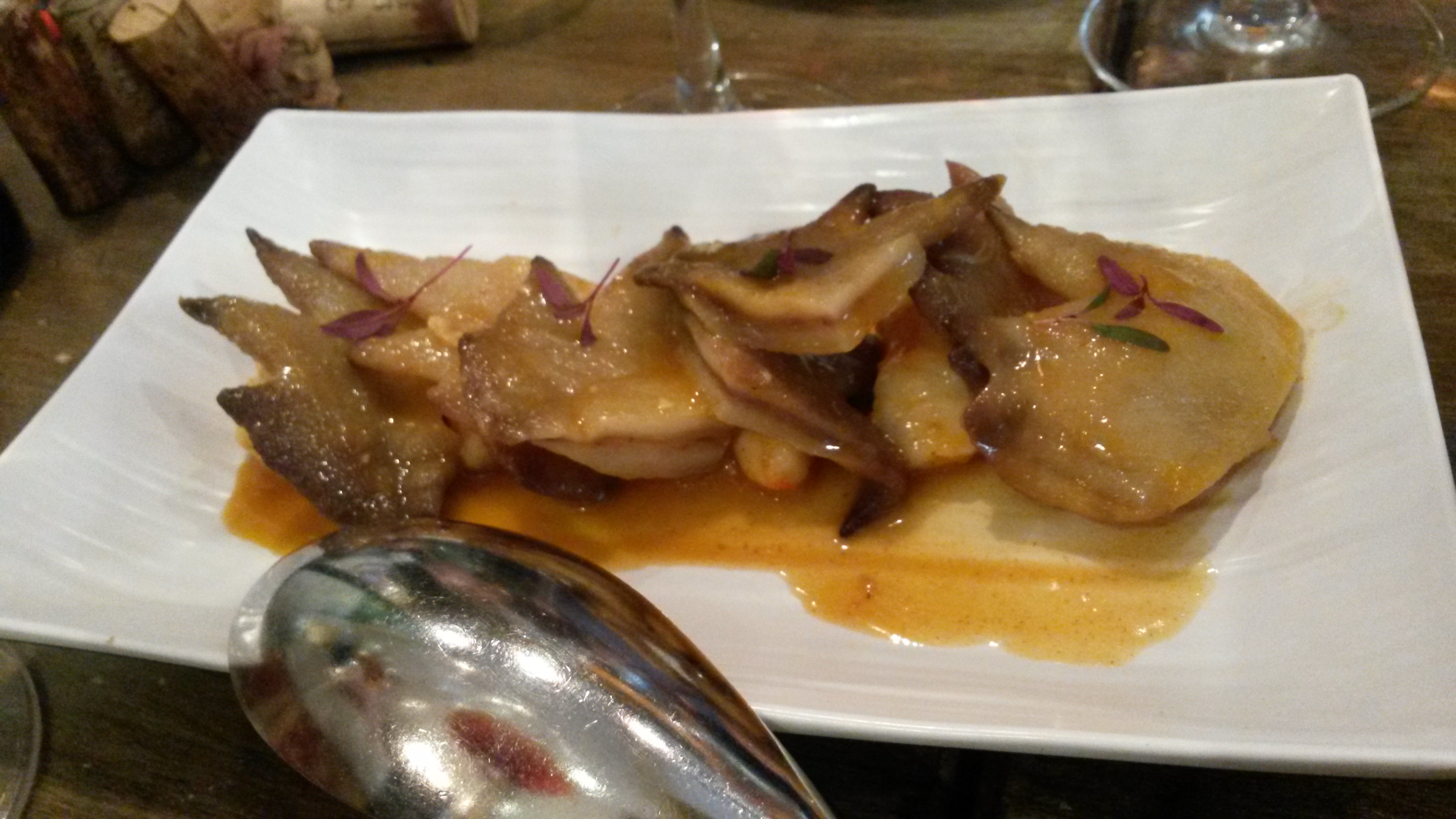 Crestas de gallo con langostinos al ajillo